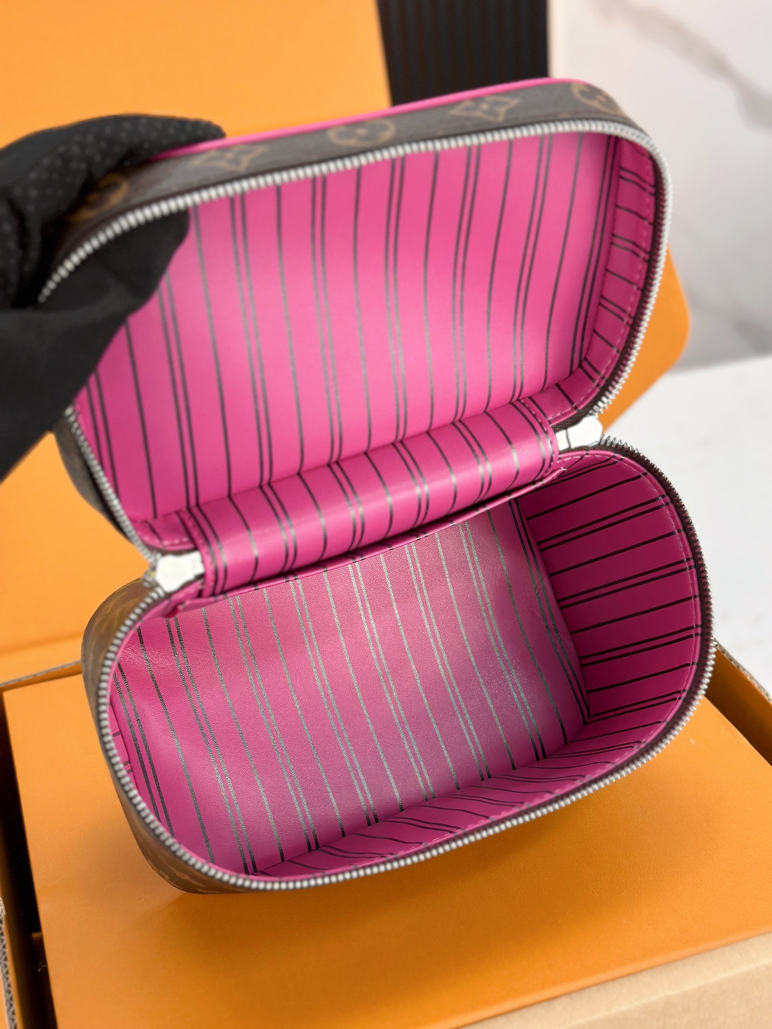 l0vis Vvtt0n nice cosmetic bag-13.5 x 12 x 20cm