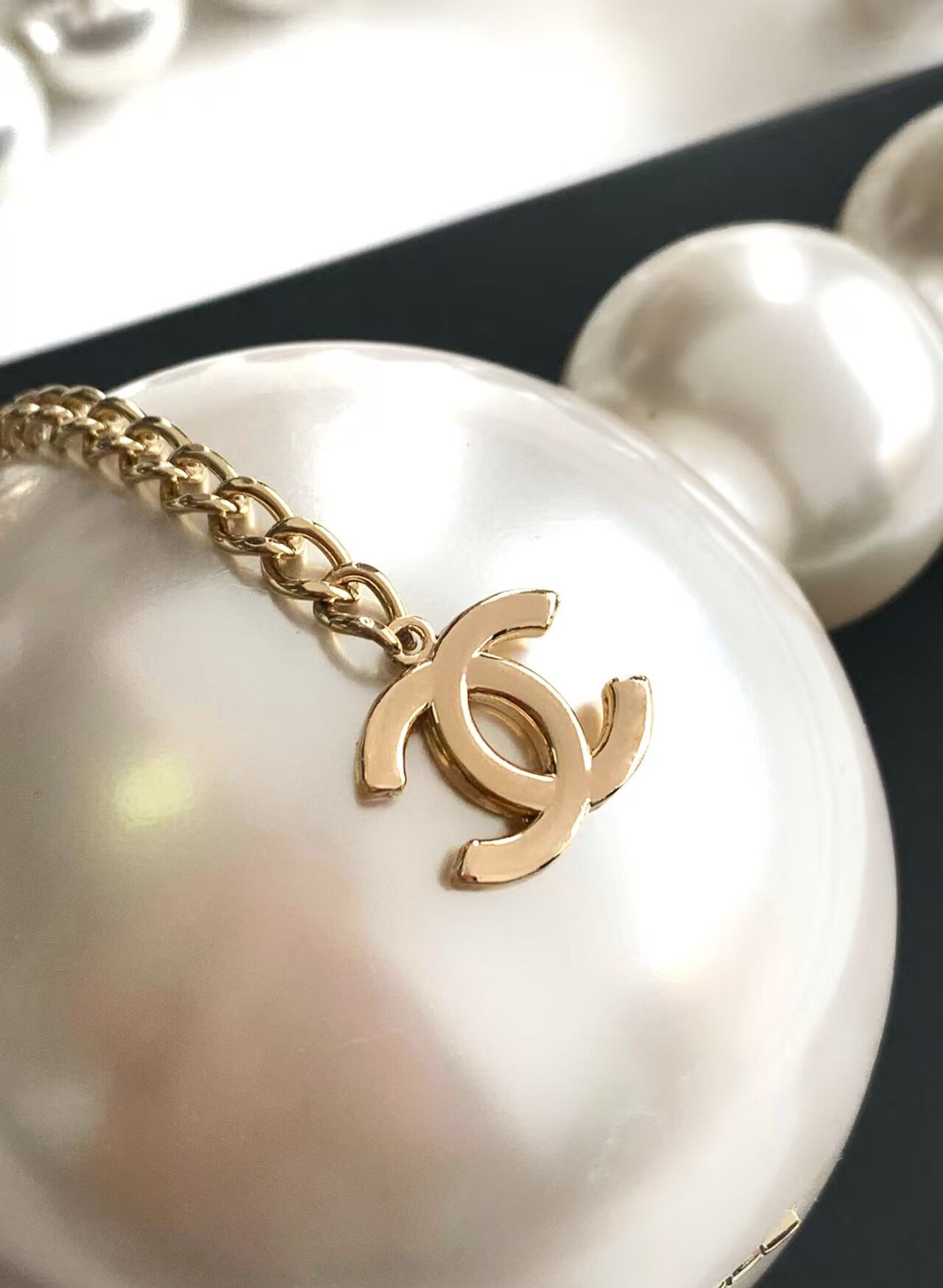 Ch@nel pearl ball bag