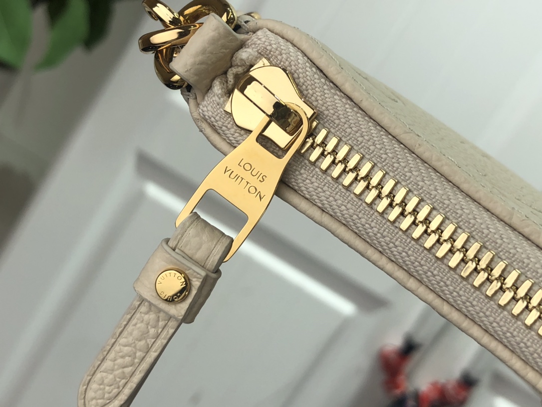 l0*is V*t0n easy pouch on strap-19x11.5x3cm