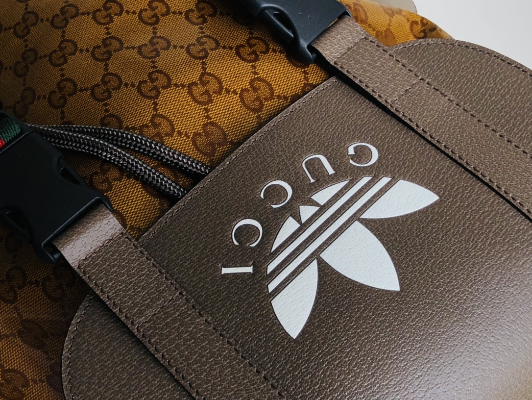 ad*s x G*u*i backpack-34x42x16cm