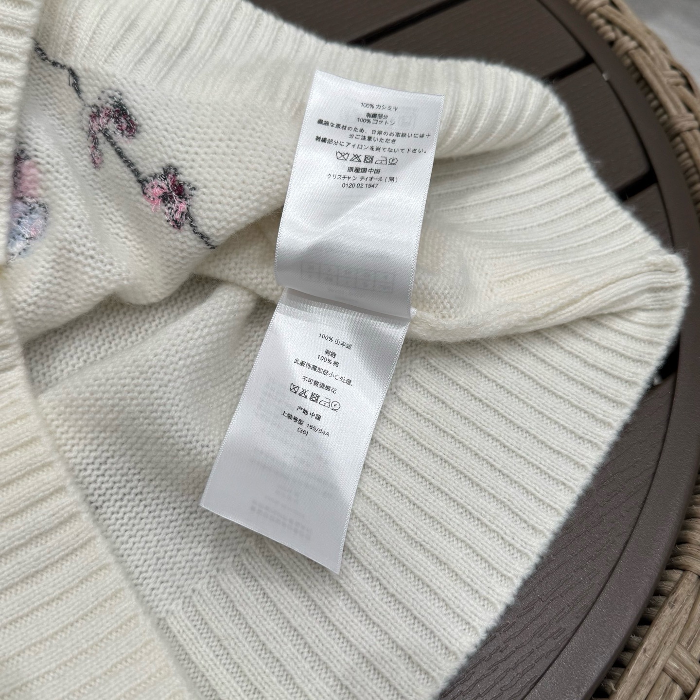 D10r souvenir embroidered sweater