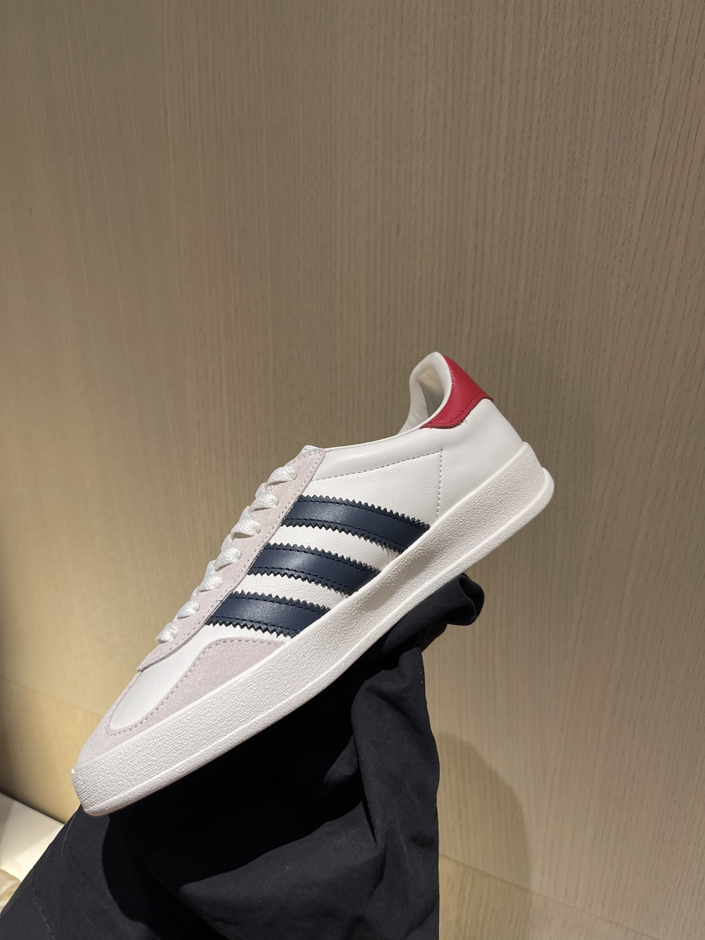 ad*sxG*u*i sneakers