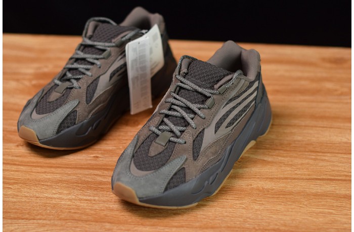 ad*s Y**zy boost 700 v2 geode eg6860