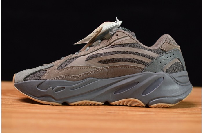ad*s Y**zy boost 700 v2 geode eg6860