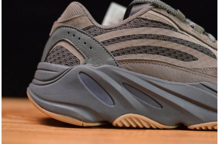 ad*s Y**zy boost 700 v2 geode eg6860