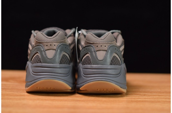ad*s Y**zy boost 700 v2 geode eg6860