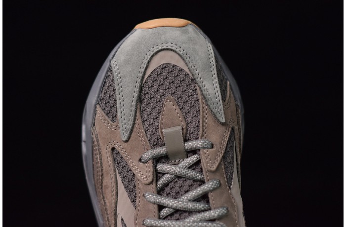 ad*s Y**zy boost 700 v2 geode eg6860