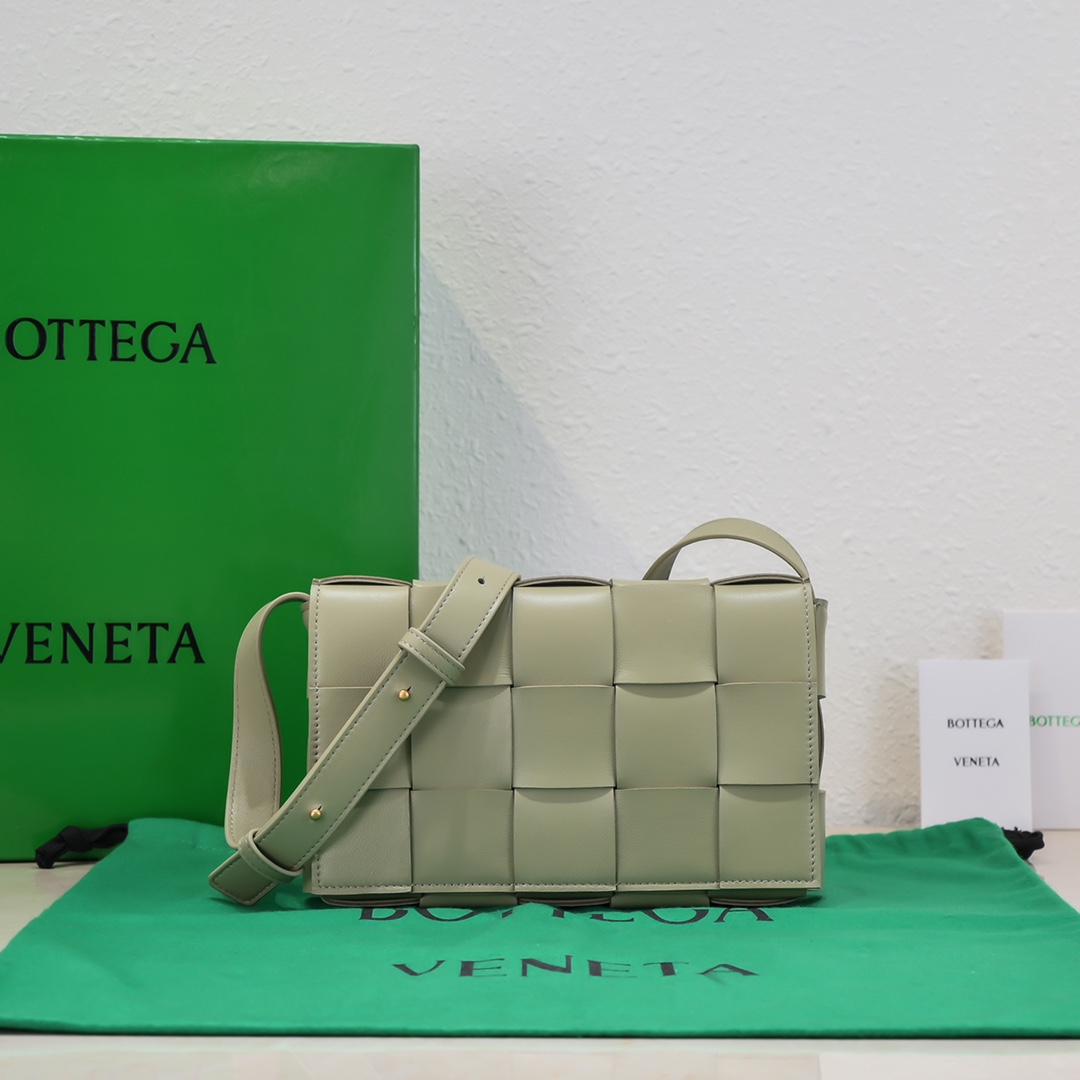 bo*te*ga Ve*ne*ta cassette bag-23x15x6cm