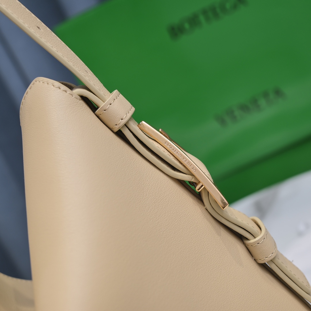 bo*te*ga Ve*ne*tacradle tote-30x23x16cm