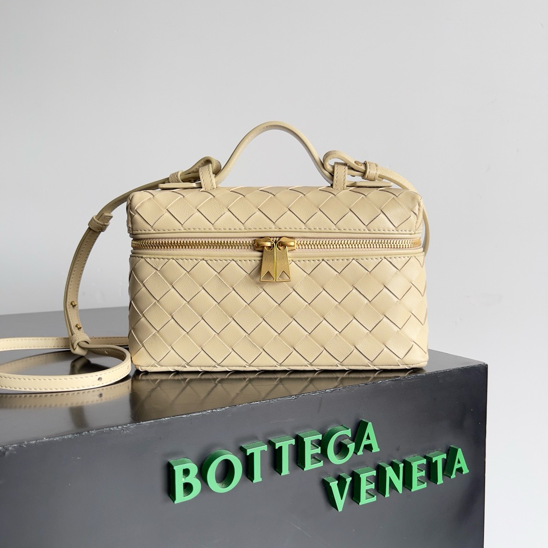 bo*te*ga Ve*ne*ta vanity case bag-22x12.5x5cm