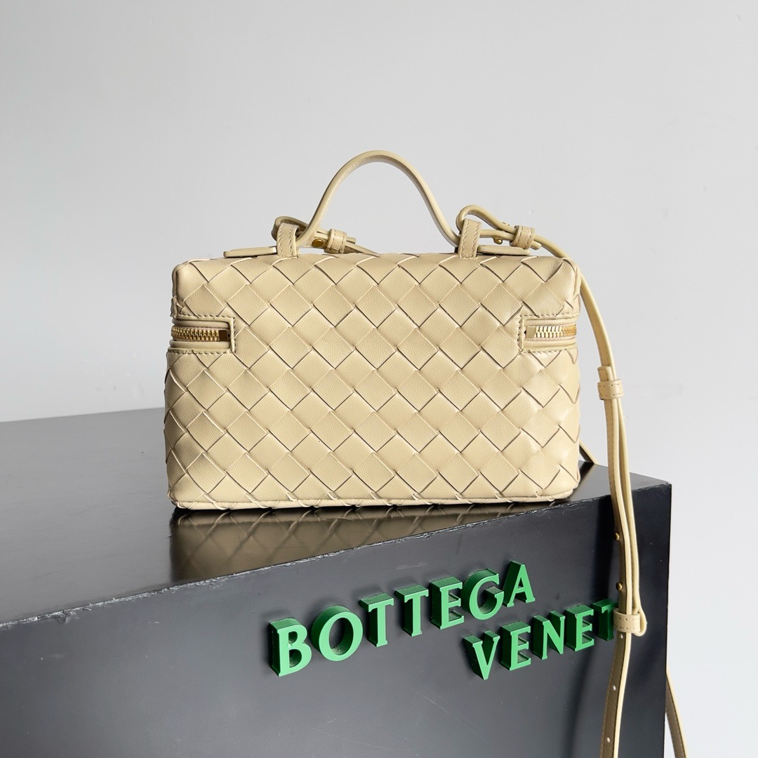 bo*te*ga Ve*ne*ta vanity case bag-22x12.5x5cm
