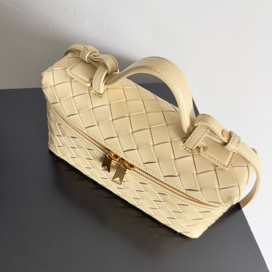 bo*te*ga Ve*ne*ta vanity case bag-22x12.5x5cm