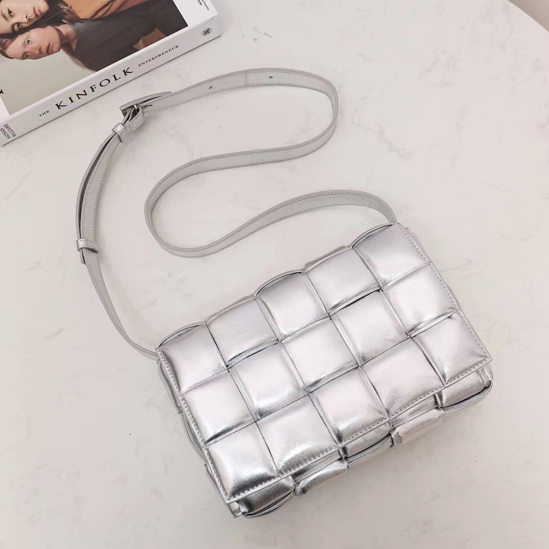 bo*te*ga Ve*ne*ta padded cassette bag-26*18*8cm