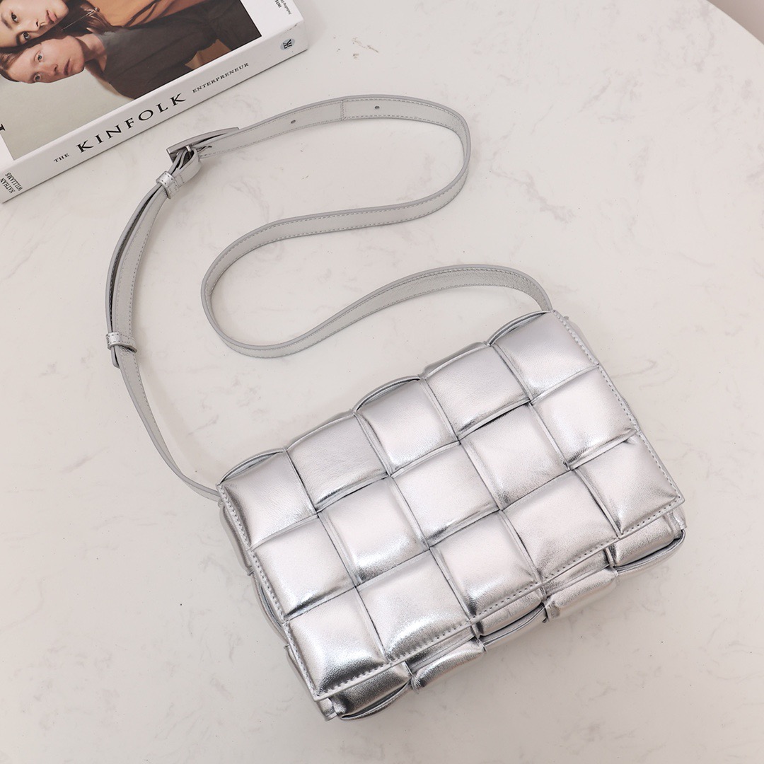 bo*te*ga Ve*ne*ta padded cassette bag-26*18*8cm