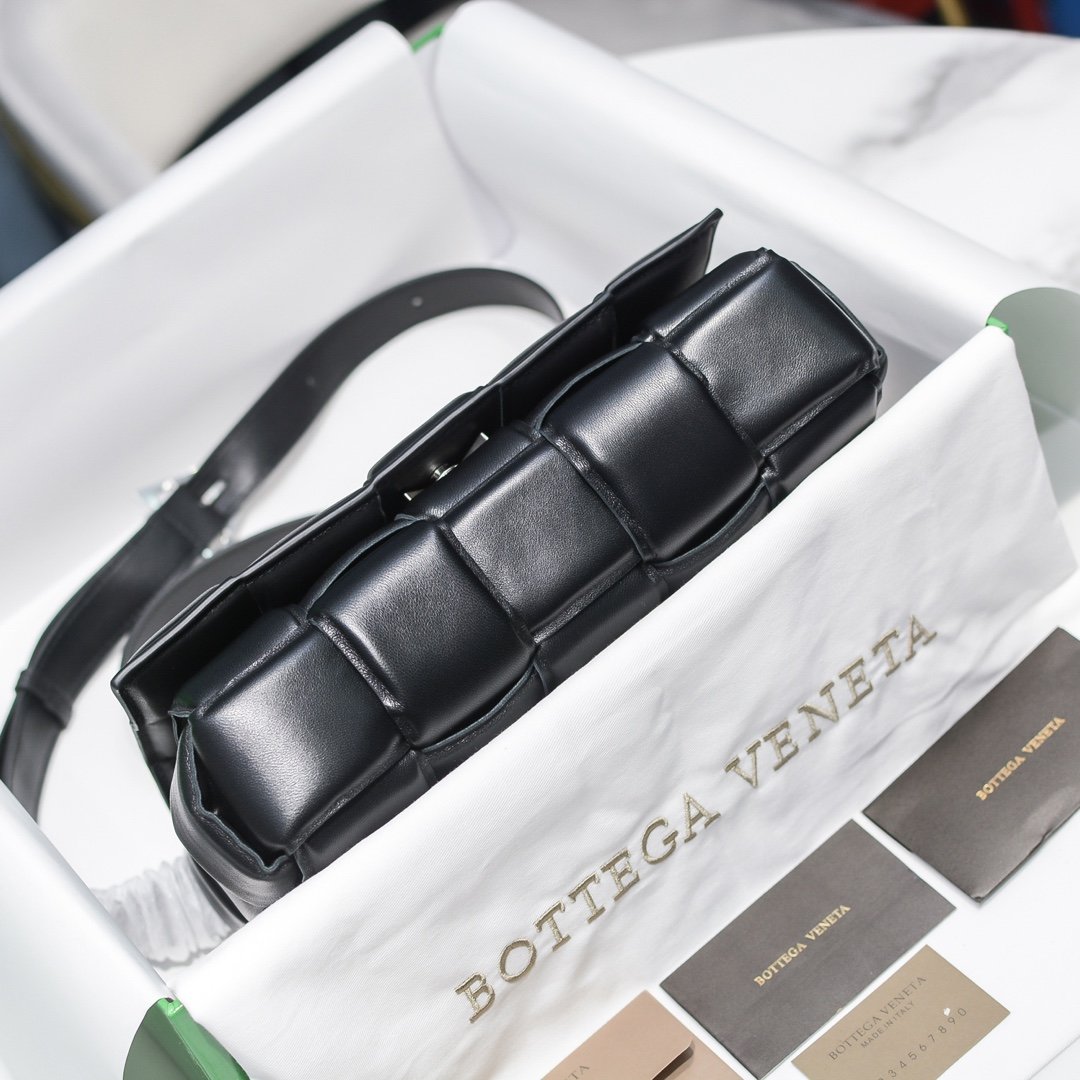 bo*te*ga Ve*ne*ta padded cassette bag-26*18*8cm