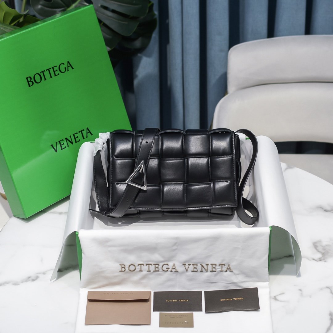 bo*te*ga Ve*ne*ta padded cassette bag-26*18*8cm