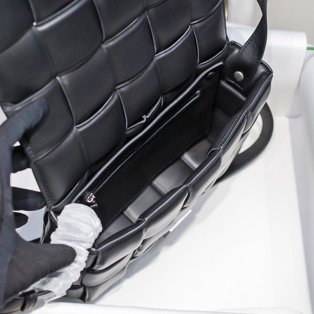 bo*te*ga Ve*ne*ta padded cassette bag-26*18*8cm