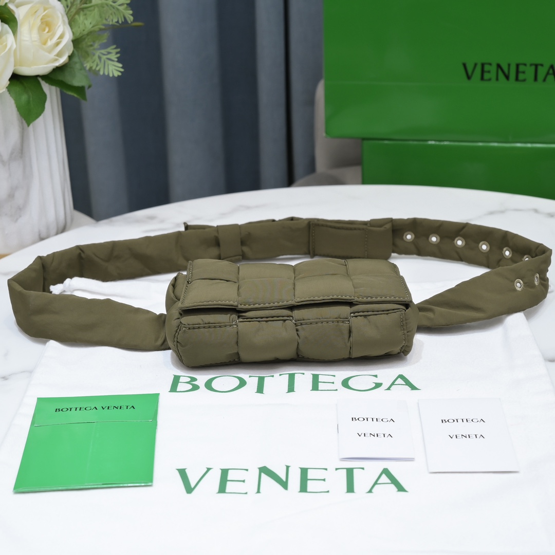 bo*te*ga Ve*ne*ta cassette bag-10x19x5cm