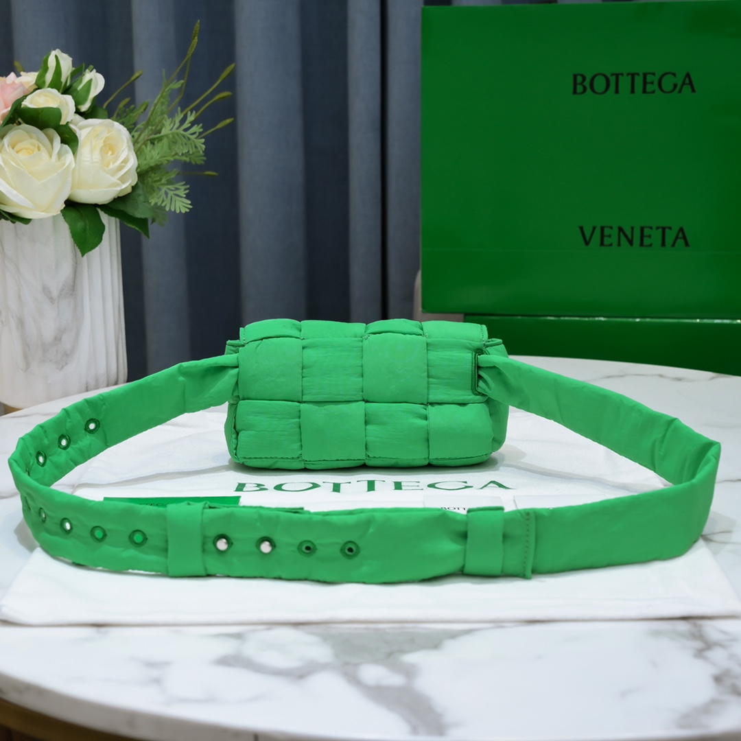 bo*te*ga Ve*ne*ta cassette bag-10x19x5cm