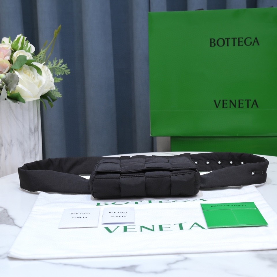 bo*te*ga Ve*ne*ta cassette bag-10x19x5cm