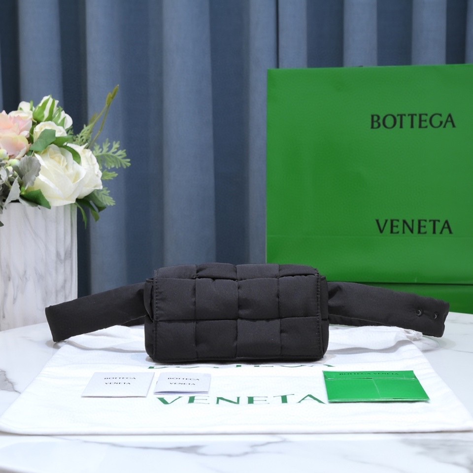 bo*te*ga Ve*ne*ta cassette bag-10x19x5cm