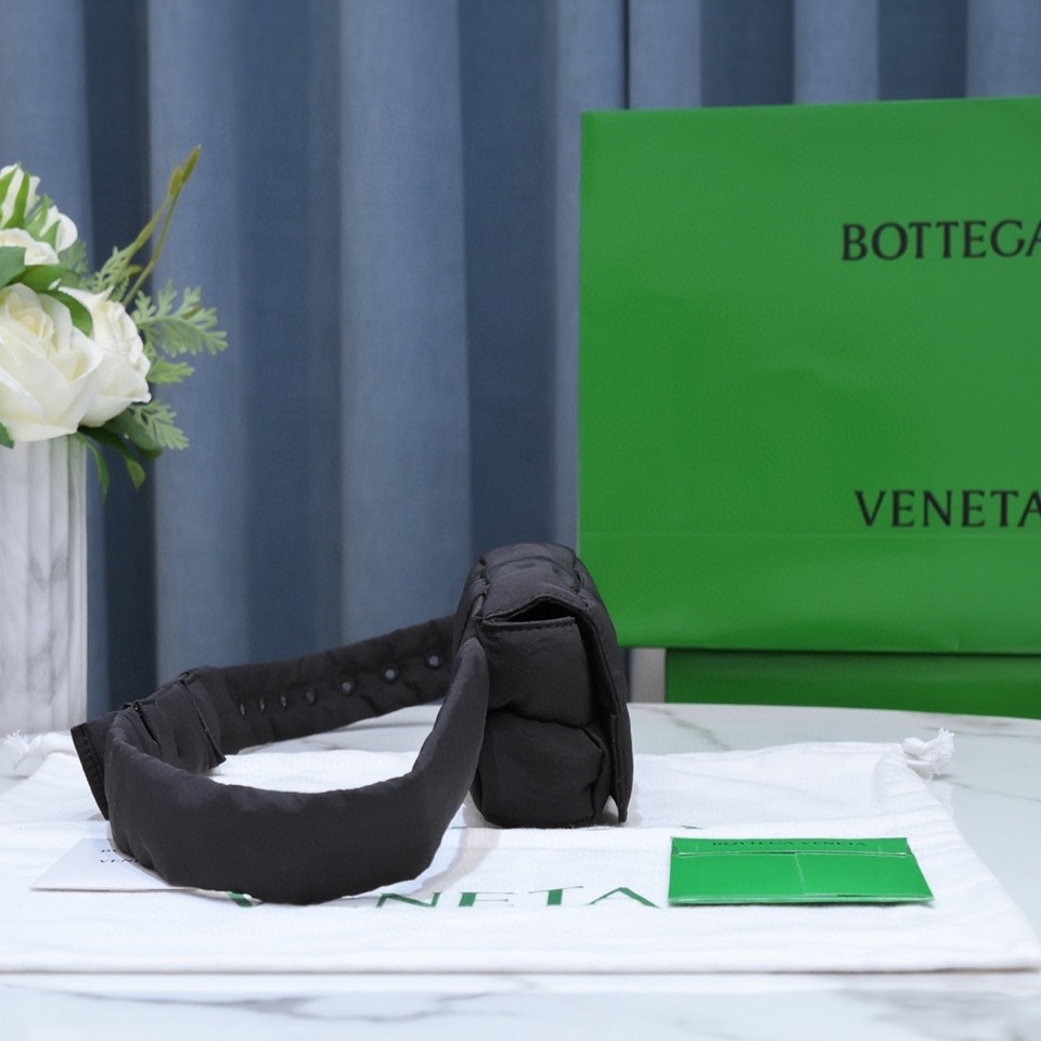 bo*te*ga Ve*ne*ta cassette bag-10x19x5cm