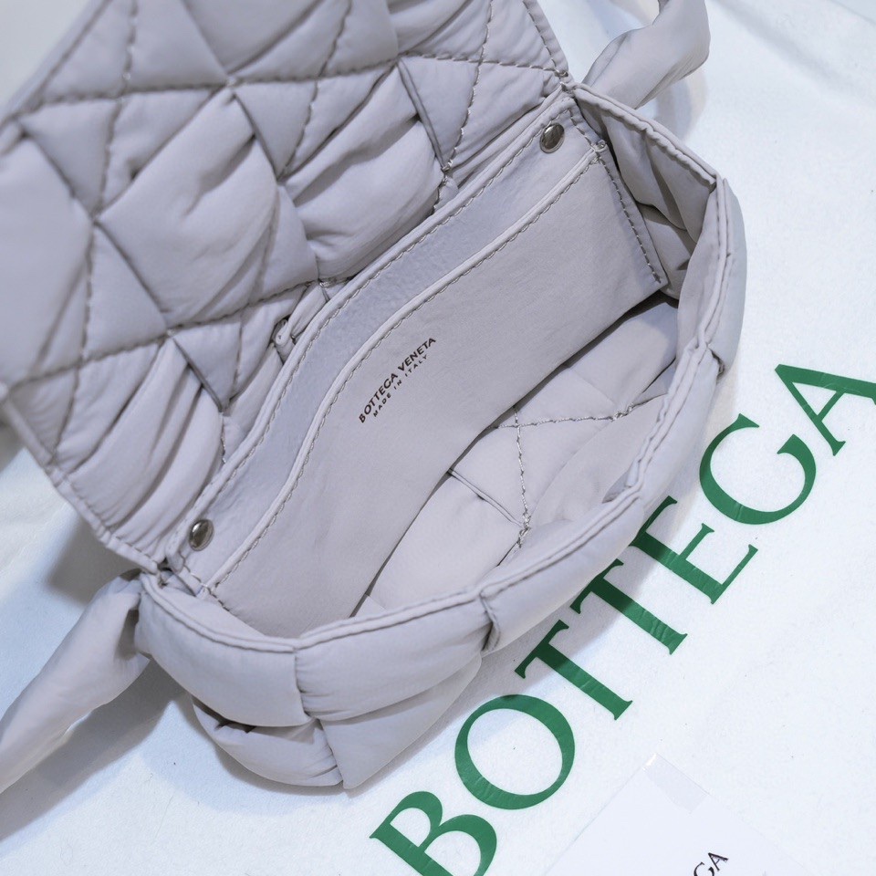 bo*te*ga Ve*ne*ta cassette bag-10x19x5cm