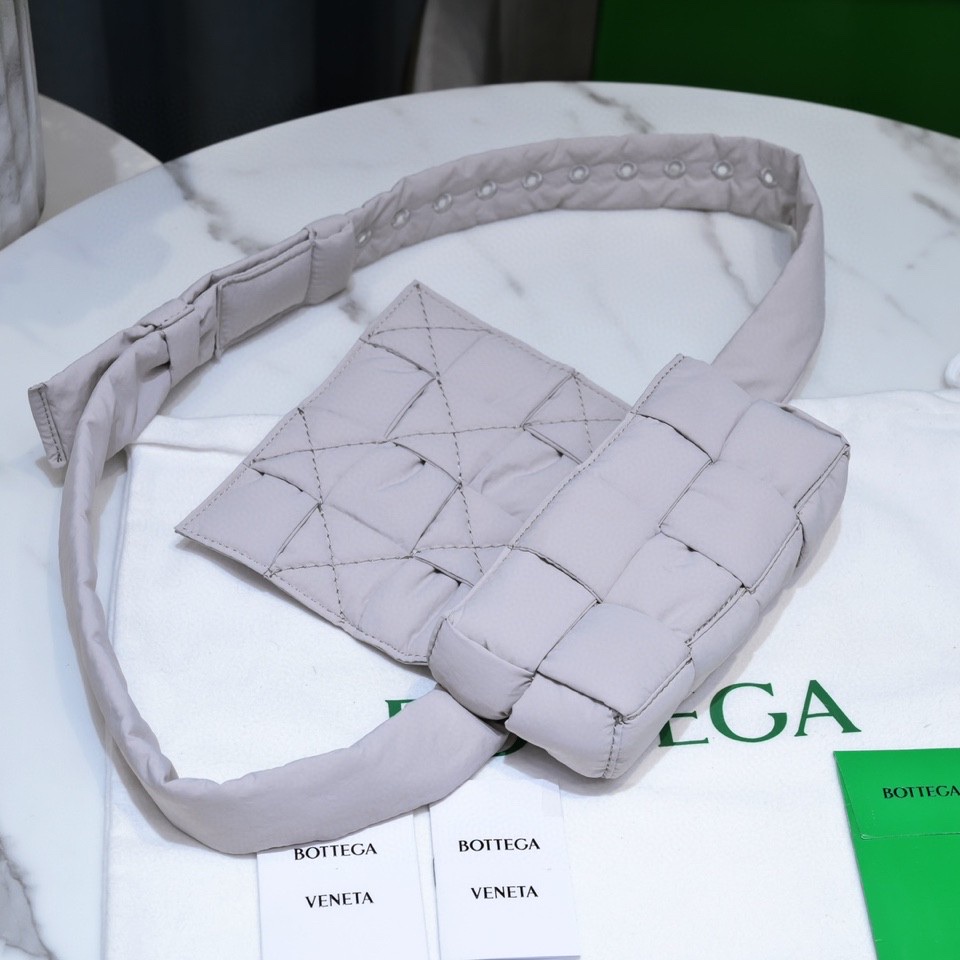 bo*te*ga Ve*ne*ta cassette bag-10x19x5cm