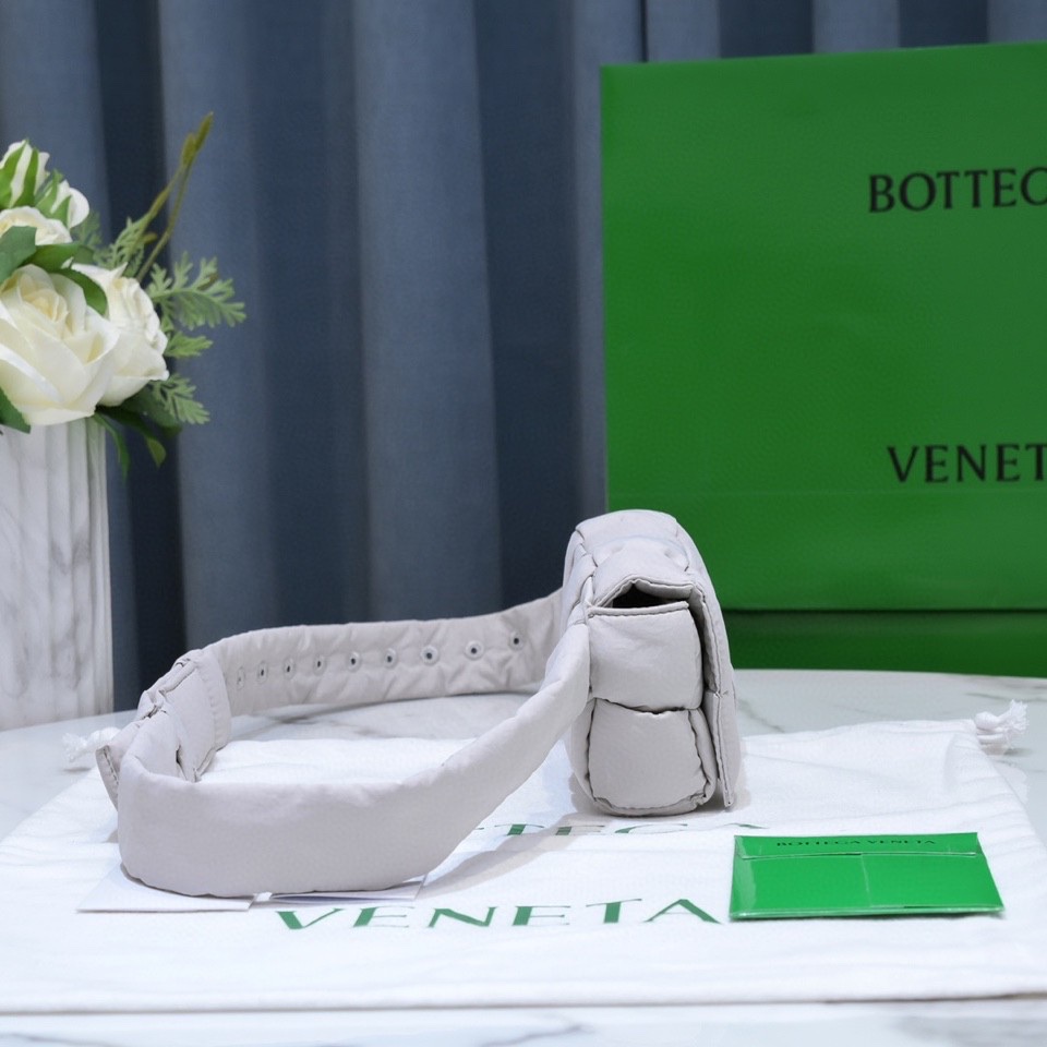 bo*te*ga Ve*ne*ta cassette bag-10x19x5cm
