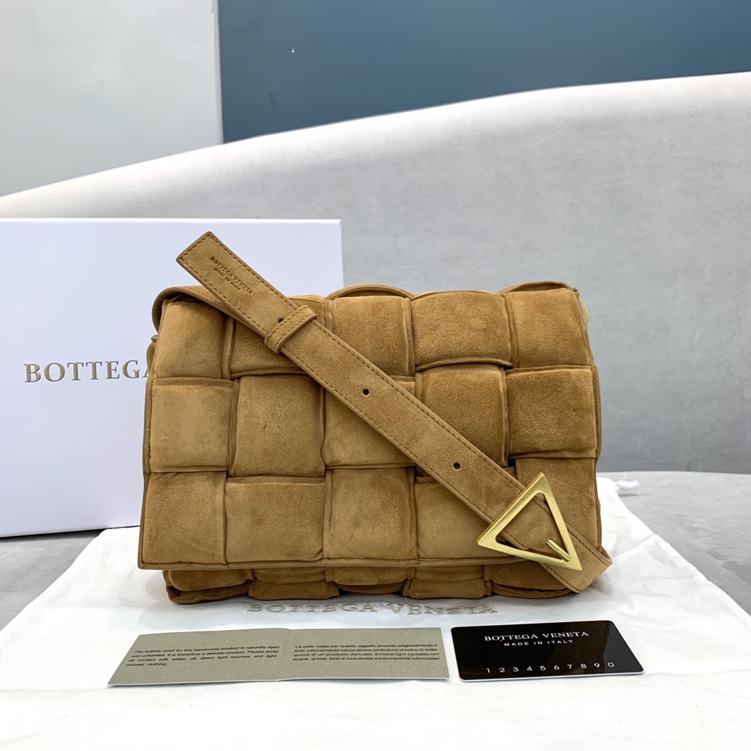 bo*te*ga Ve*ne*ta padded cassette bag-26*18*8cm