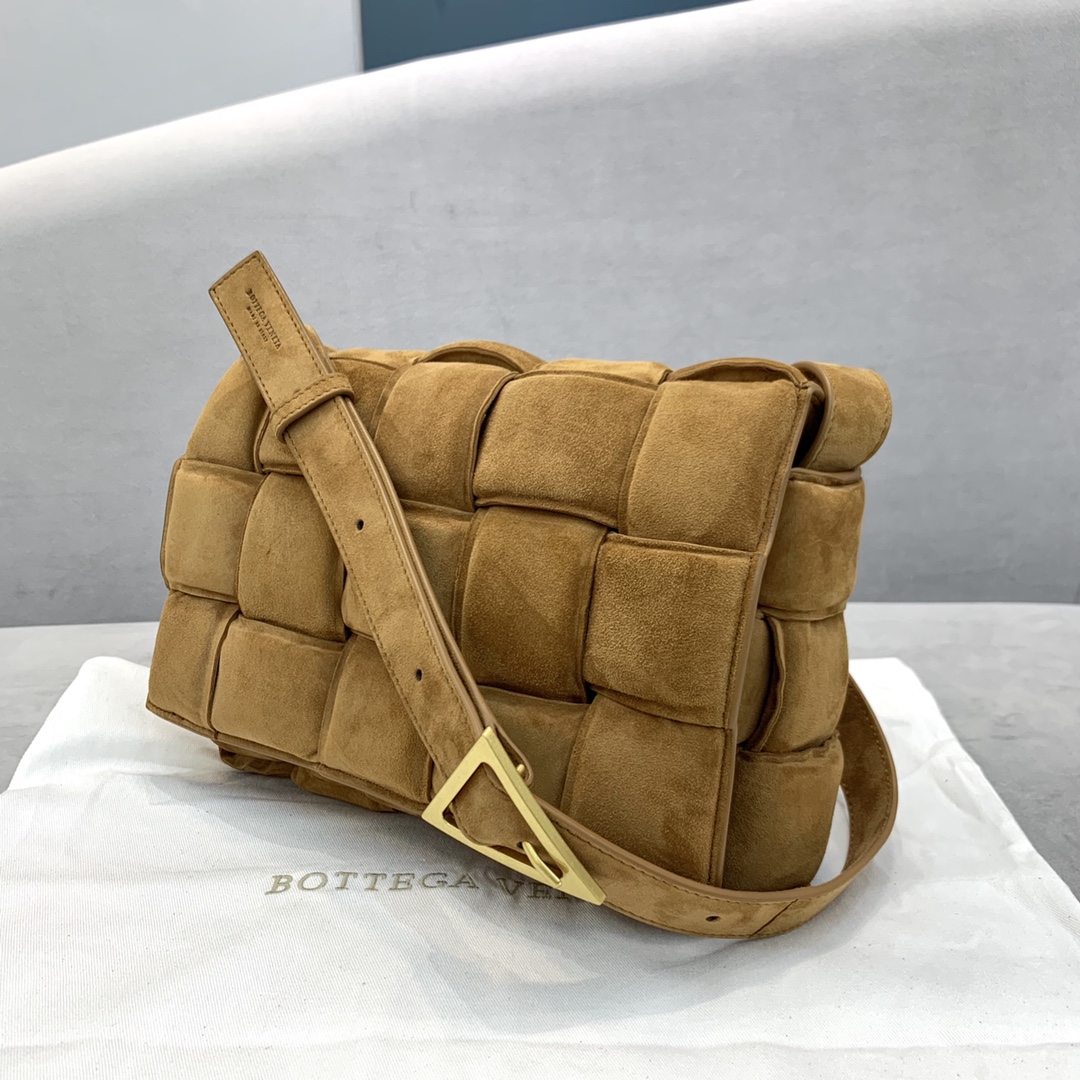 bo*te*ga Ve*ne*ta padded cassette bag-26*18*8cm