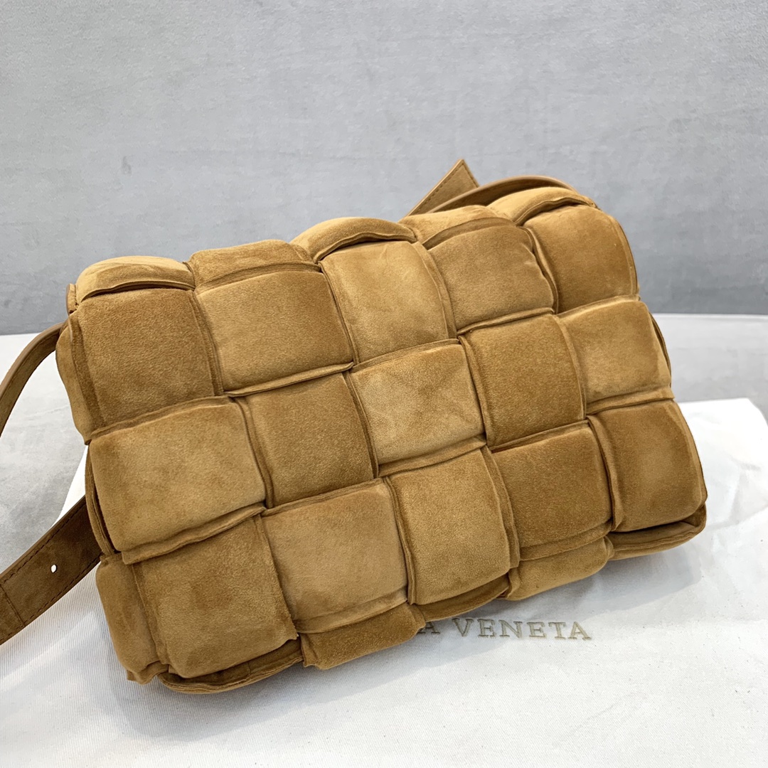 bo*te*ga Ve*ne*ta padded cassette bag-26*18*8cm