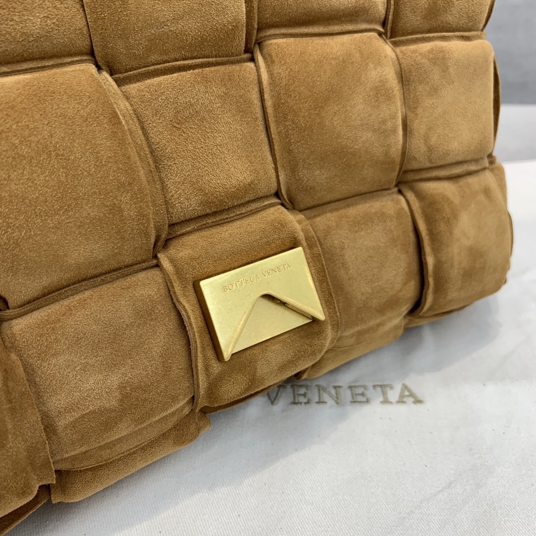 bo*te*ga Ve*ne*ta padded cassette bag-26*18*8cm