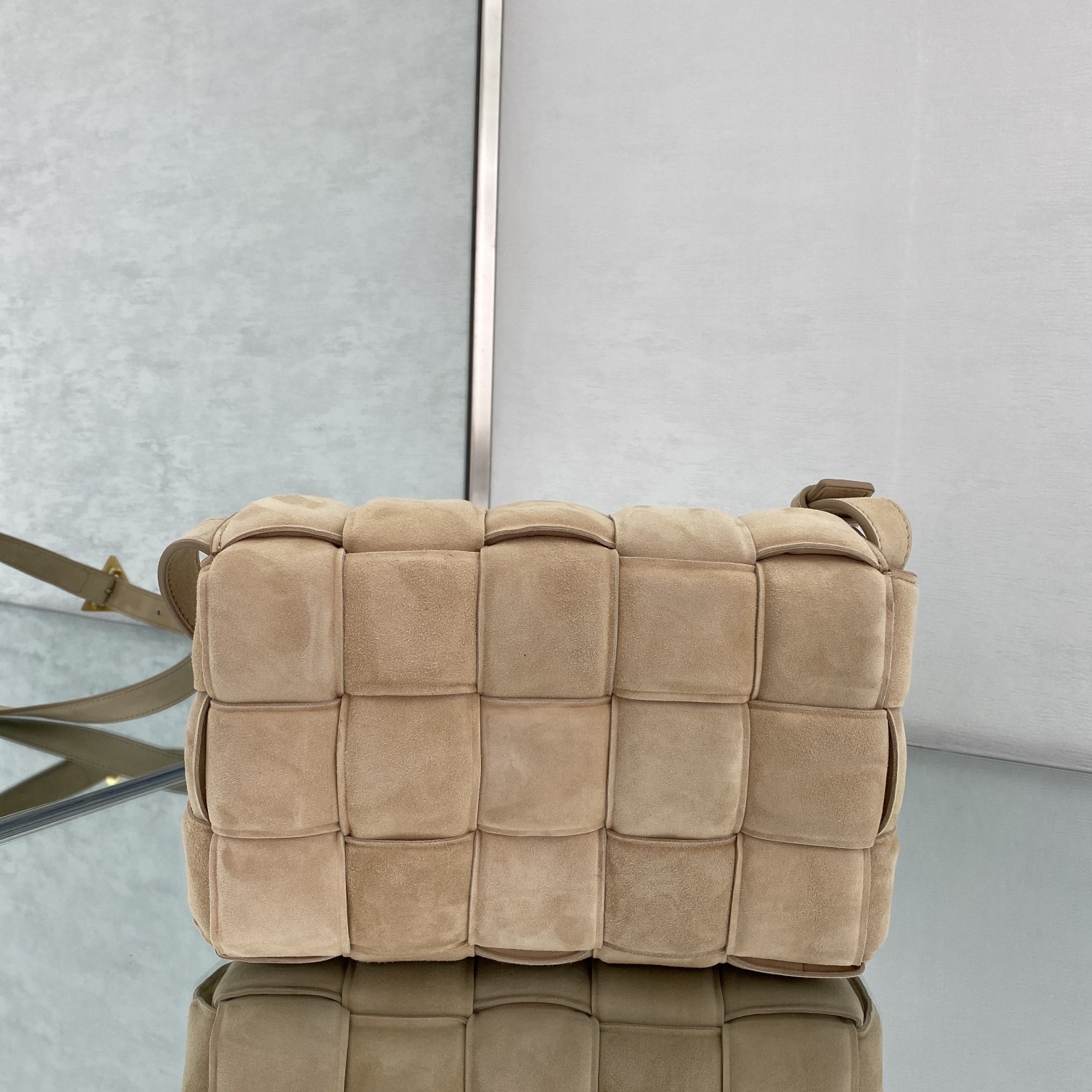 bo*te*ga Ve*ne*ta padded cassette bag-26*18*8cm