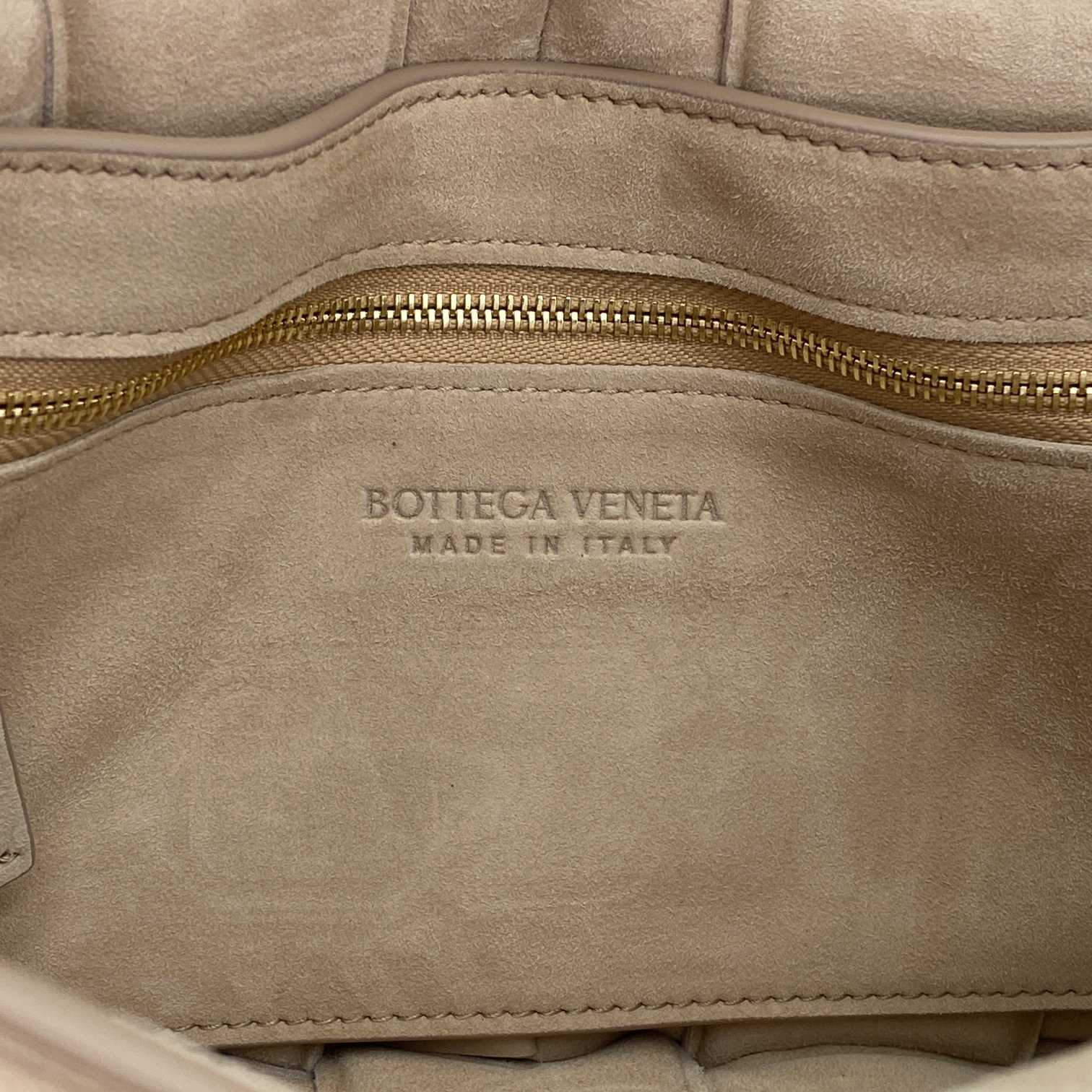 bo*te*ga Ve*ne*ta padded cassette bag-26*18*8cm