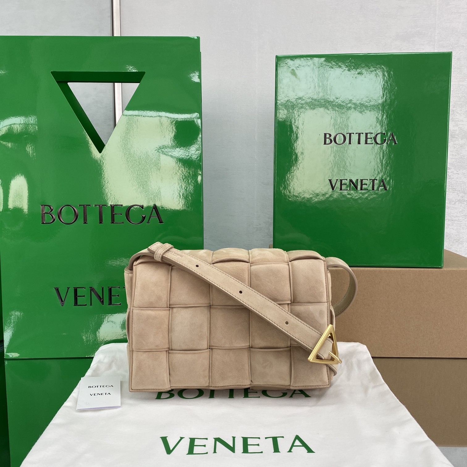 bo*te*ga Ve*ne*ta padded cassette bag-26*18*8cm