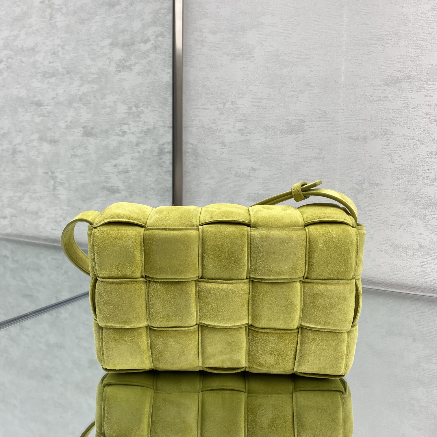 bo*te*ga Ve*ne*ta padded cassette bag-26*18*8cm