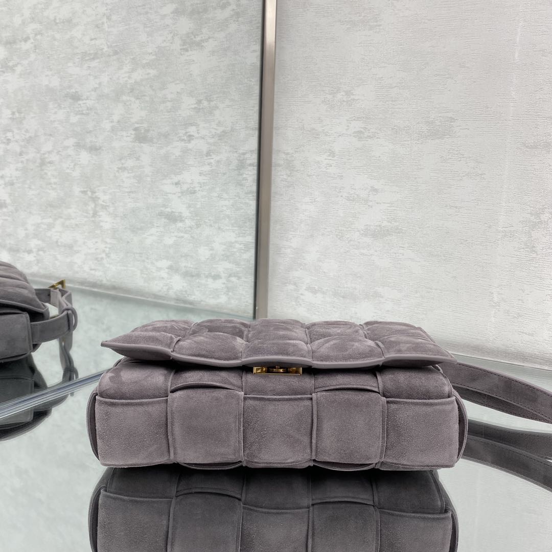bo*te*ga Ve*ne*ta padded cassette bag-26*18*8cm