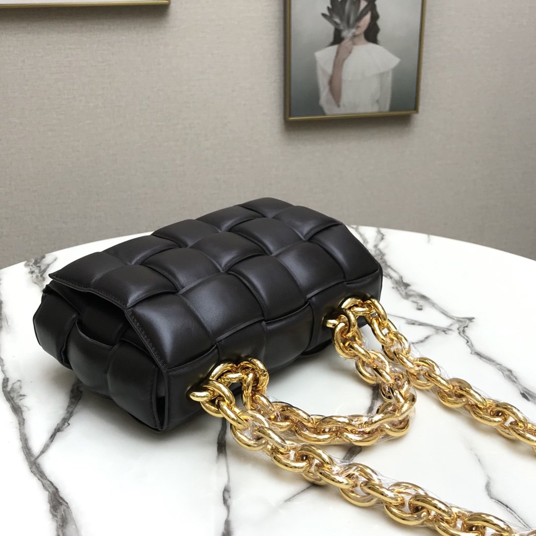 bo*te*ga Ve*ne*ta padded cassette bag-26*18*8cm