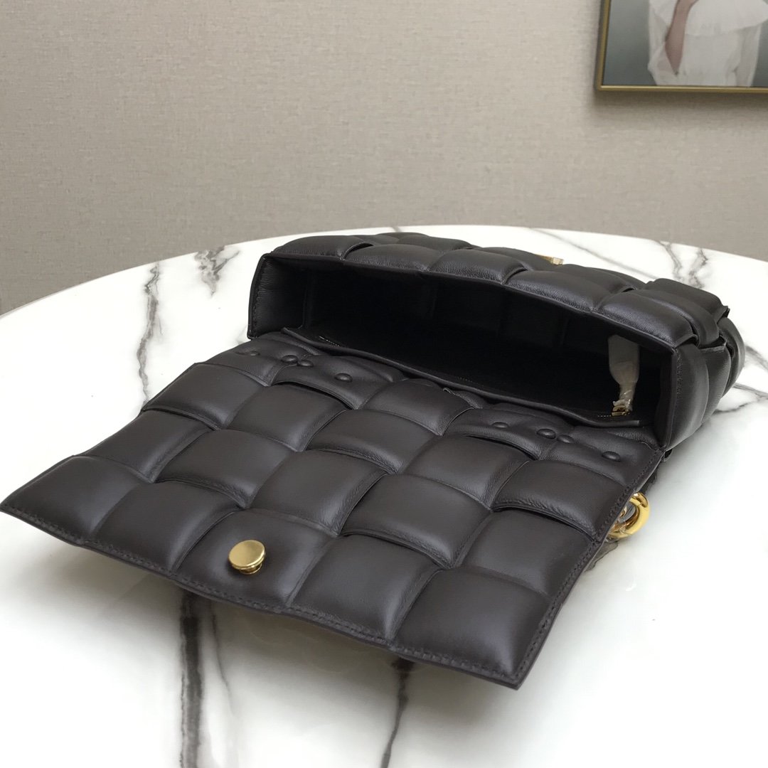 bo*te*ga Ve*ne*ta padded cassette bag-26*18*8cm