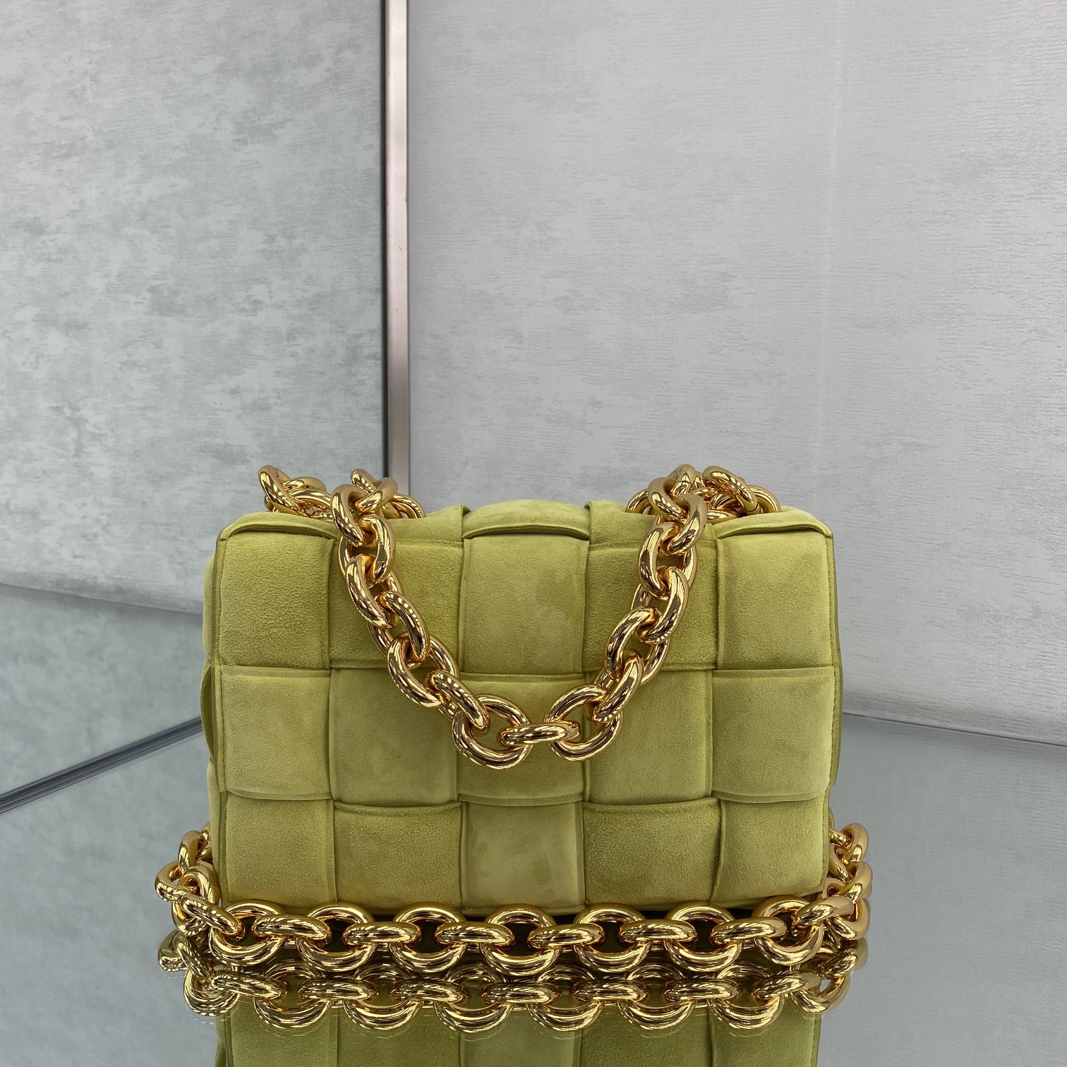 bo*te*ga Ve*ne*ta padded cassette bag-26*18*8cm