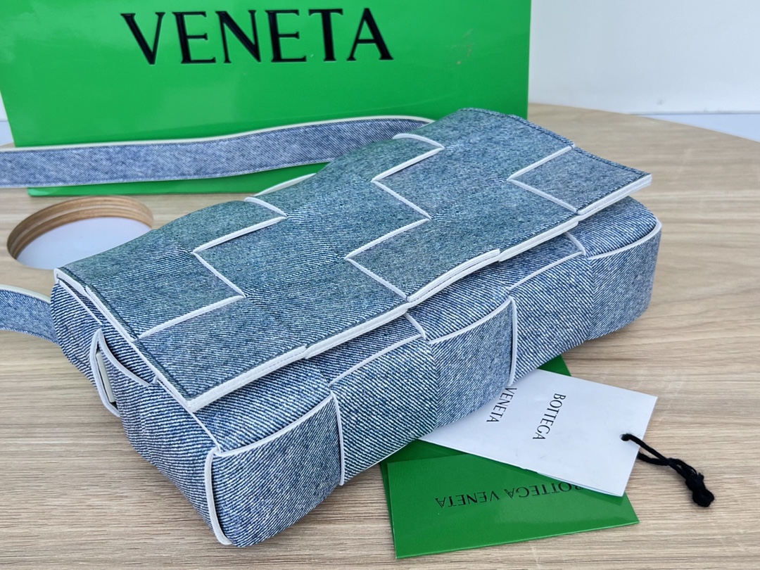 bo*te*ga Ve*ne*ta cassette bag-23x15x6cm
