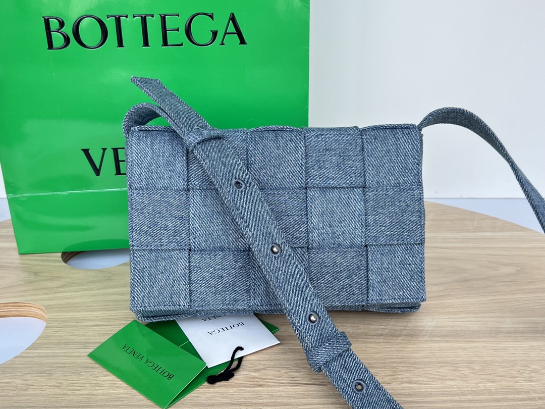 bo*te*ga Ve*ne*ta cassette bag-23x15x5.5cm
