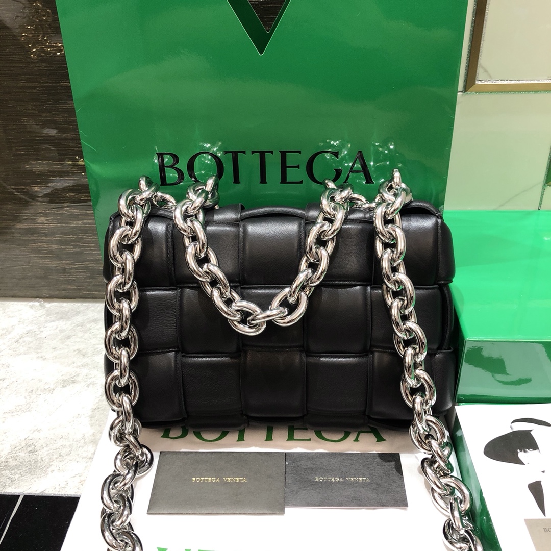 bo*te*ga Ve*ne*ta padded cassette bag-26*18*8cm
