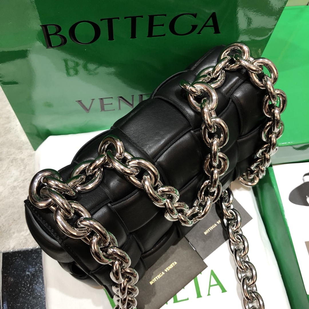 bo*te*ga Ve*ne*ta padded cassette bag-26*18*8cm