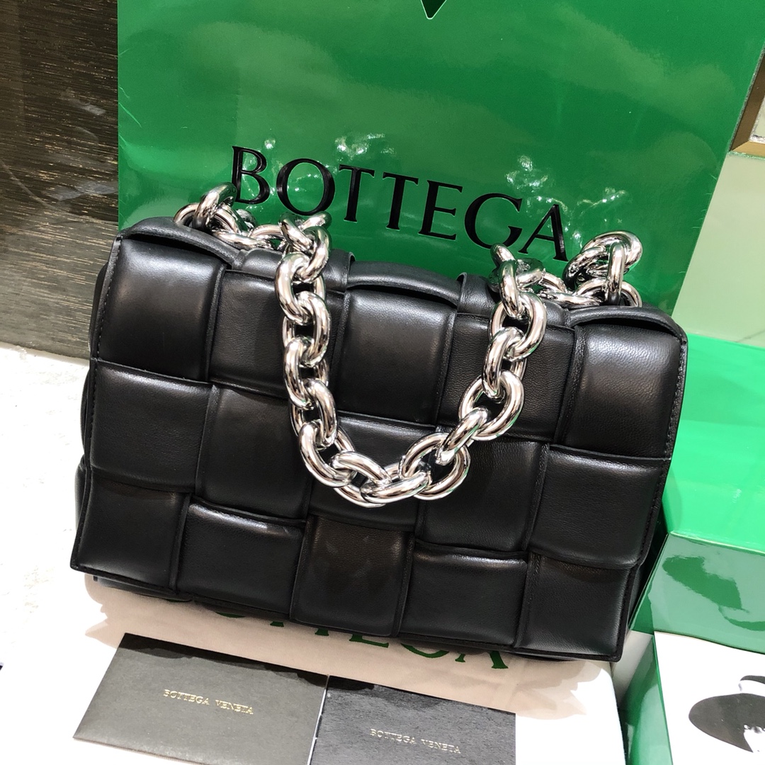 bo*te*ga Ve*ne*ta padded cassette bag-26*18*8cm