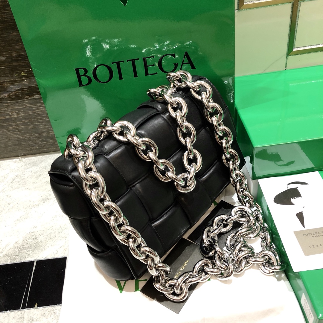bo*te*ga Ve*ne*ta padded cassette bag-26*18*8cm