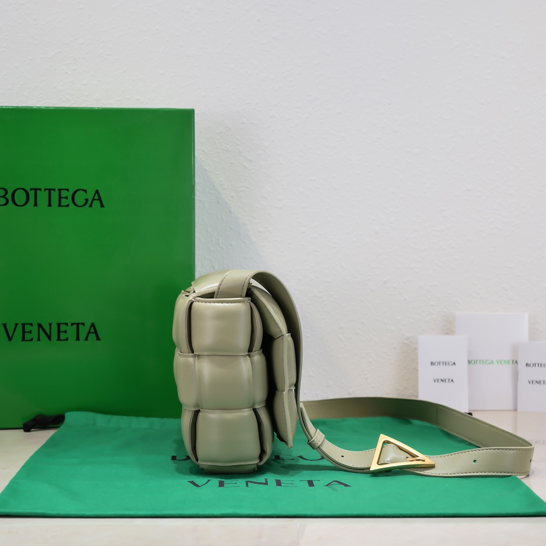 bo*te*ga Ve*ne*ta padded cassette bag-26*18*8cm