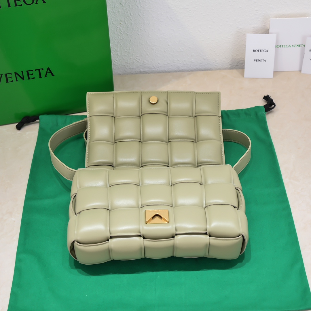 bo*te*ga Ve*ne*ta padded cassette bag-26*18*8cm