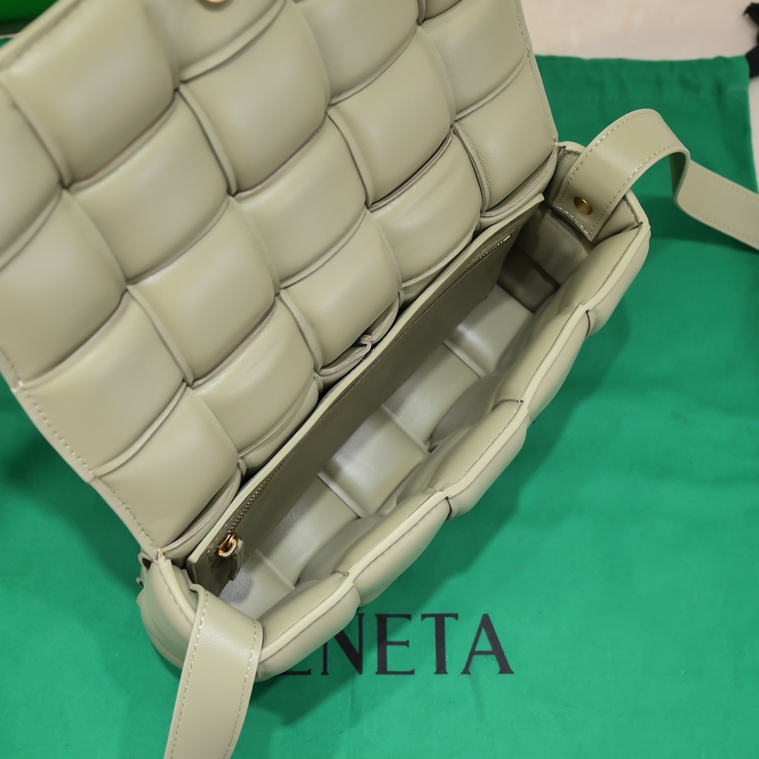 bo*te*ga Ve*ne*ta padded cassette bag-26*18*8cm